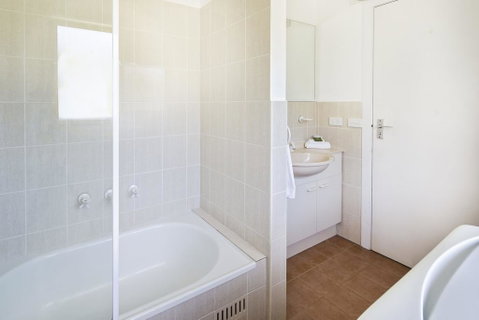 Caribou 3 - Modern & Spacious With Views Over Lake Jindabyne - Newcastle Accommodation 2