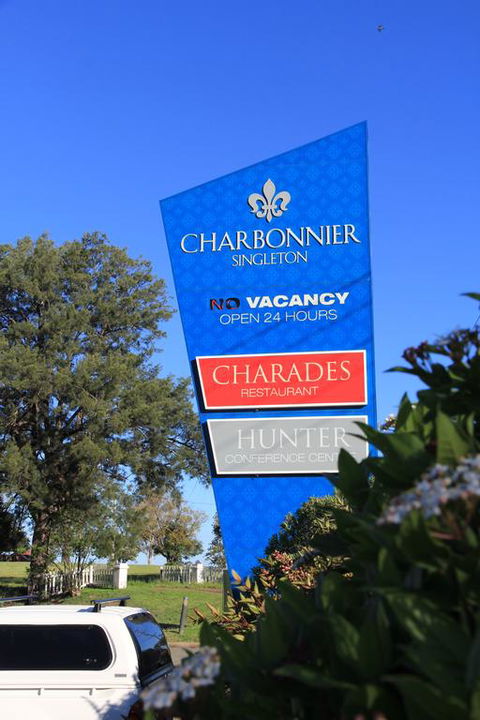 Charbonnier Motor Inn - New Castle Tourism 3