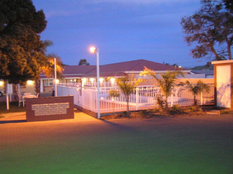 Charles Rasp Motor Inn & Cottages - Newcastle Accommodation 0
