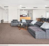 City-Centre Apartment With River Views and Balcony - New Castle Tourism