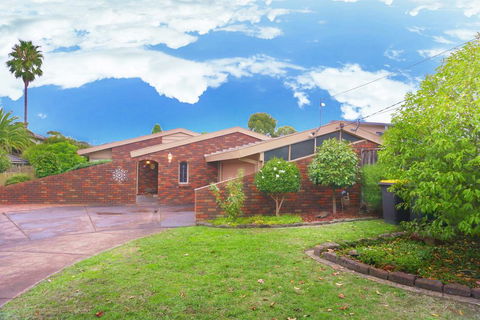 Classic Double Brick Garden House - New Castle Tourism 0