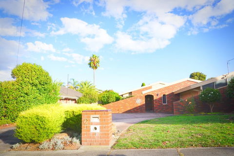 Classic Double Brick Garden House - New Castle Tourism 1