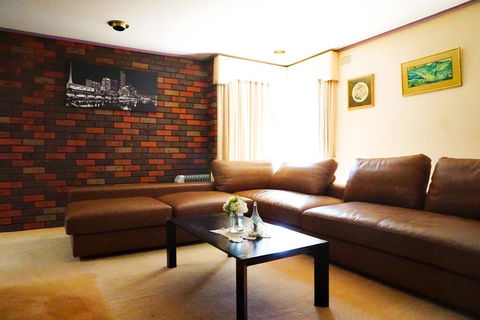 Classic Double Brick Garden House - New Castle Tourism 3