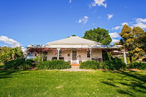 Cockfighters Ghost Vineyard Accommodation - Newcastle Accommodation 1