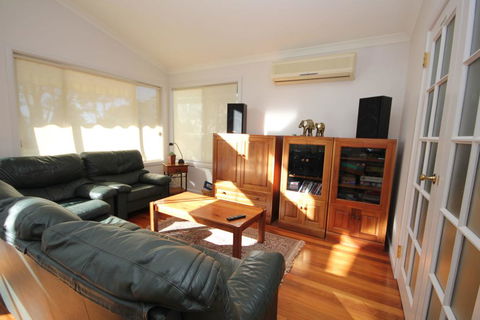 COLMER HOUSE At Dunbogan - Newcastle Accommodation 3