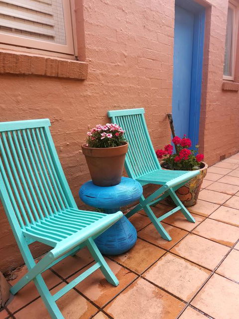 Colourful Creative Artist House Glen Waverley - New Castle Tourism 3