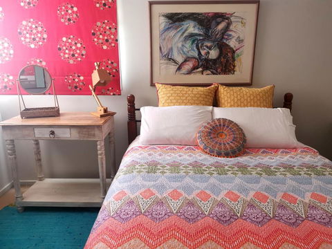 Colourful Creative Artist House Glen Waverley - New Castle Tourism 2