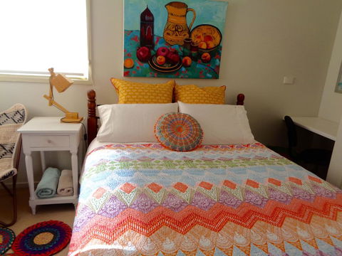 Colourful Creative Artist House Glen Waverley - New Castle Tourism 0