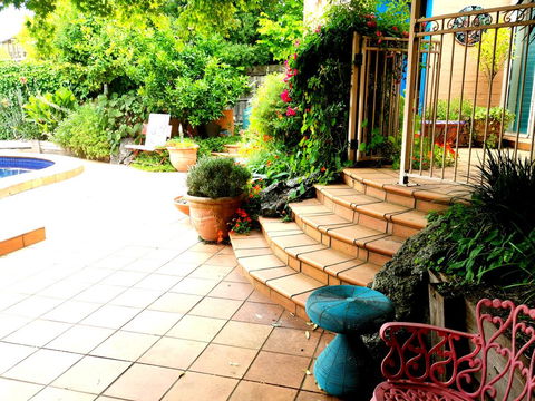 Colourful Creative Artist House Glen Waverley - New Castle Tourism 1