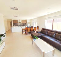 Comfortable 5BR House 6mins to Werribee Station.Great Ocean Road tourist stopover - Newcastle Accommodation