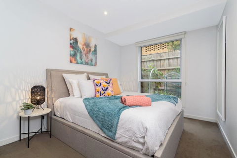 Convenience And Luxury In Carnegie - Newcastle Accommodation 3