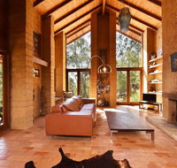 Corymbia Cottage - unique quirky private a guest favourite - New Castle Tourism