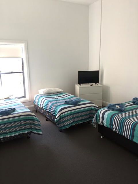 Crown Inn Hotel - New Castle Tourism 1