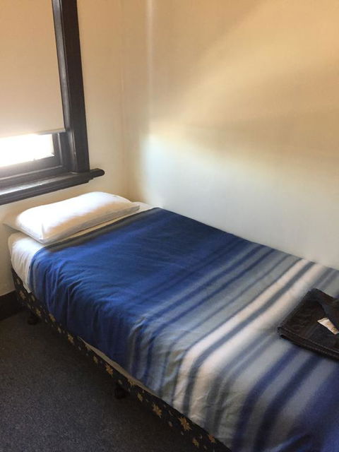 Crown Inn Hotel - New Castle Tourism 3