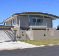 Dew on Lakeview Street - Newcastle Accommodation