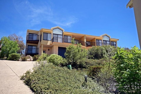 Dromaius 5 - Great Views Of The Snowy Mountains - Newcastle Accommodation 0