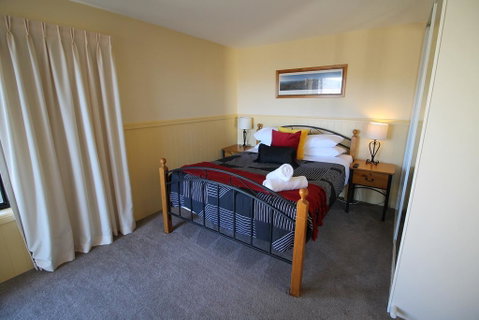 Dromaius 5 - Great Views Of The Snowy Mountains - Newcastle Accommodation 1