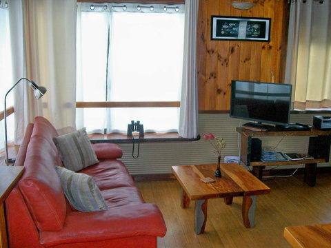 Eagles Nest Ocean Lookout - Newcastle Accommodation 3