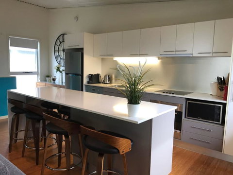 Easy Breezy Beach Shack - Newcastle Accommodation 0