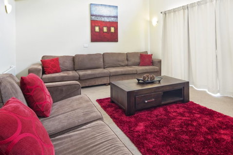 Eclipse 5- Spacious Townhouse - Newcastle Accommodation 0