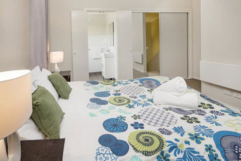 Eclipse 5- Spacious Townhouse - Newcastle Accommodation 3