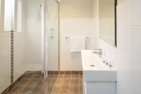 Eclipse 5- Spacious Townhouse - Newcastle Accommodation 2