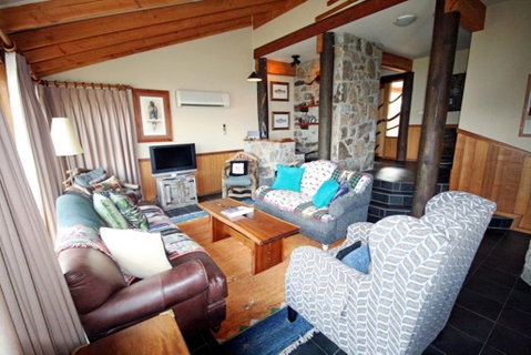 Edzell - Stunning Waterfront Home - Newcastle Accommodation 3