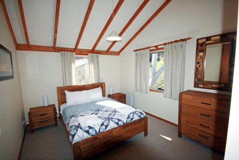 Edzell - Stunning Waterfront Home - Newcastle Accommodation 2