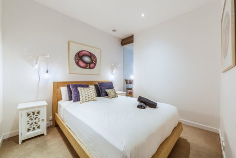 Elegant 1 Bed 1 Bath & Free Parking - Newcastle Accommodation 3