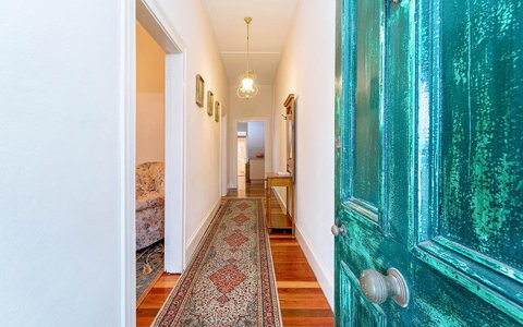 Eliza 1875 Red Brick Duplex Townhouse - Newcastle Accommodation 1