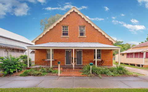 Eliza 1875 Red Brick Duplex Townhouse - Newcastle Accommodation 0