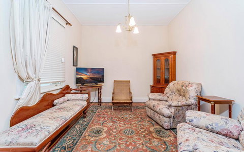 Eliza 1875 Red Brick Duplex Townhouse - Newcastle Accommodation 2