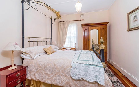 Eliza 1875 Red Brick Duplex Townhouse - Newcastle Accommodation 3