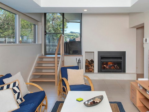 Emerald - Coastal Walk, Swimming Pool, Pet Friendly - Newcastle Accommodation 3