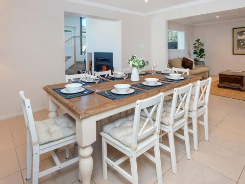 Emerald - Coastal Walk, Swimming Pool, Pet Friendly - Newcastle Accommodation 2