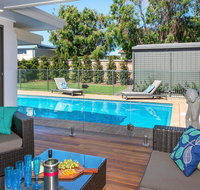 Emerald - coastal walk swimming pool pet friendly - Newcastle Accommodation
