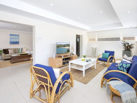 Emerald - Coastal Walk, Swimming Pool, Pet Friendly - Newcastle Accommodation 1