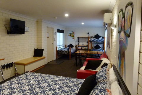 Esk Wivenhoe Motor Inn - New Castle Tourism 3