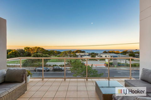 EXCLUSIVE OCEAN VIEW PENTHOUSE ON MARINE PARADE - Newcastle Accommodation 3