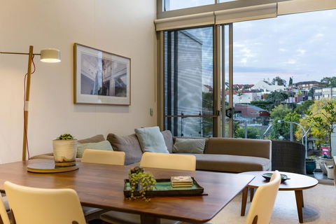 Explore Sydney From A Peaceful Modern Apartment - Newcastle Accommodation 0