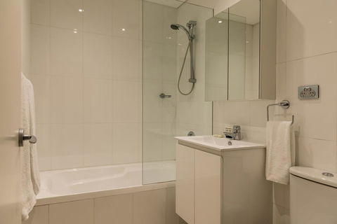 Explore Sydney From A Peaceful Modern Apartment - Newcastle Accommodation 3