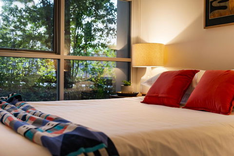 Explore Sydney From A Peaceful Modern Apartment - Newcastle Accommodation 2