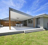 Fairway Views Pet Friendly house with WiFi AC Heating walk to beach - Newcastle Accommodation