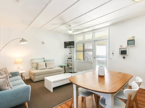 Funky 1 Bedroom Beach Pad By The Beach - Newcastle Accommodation 2