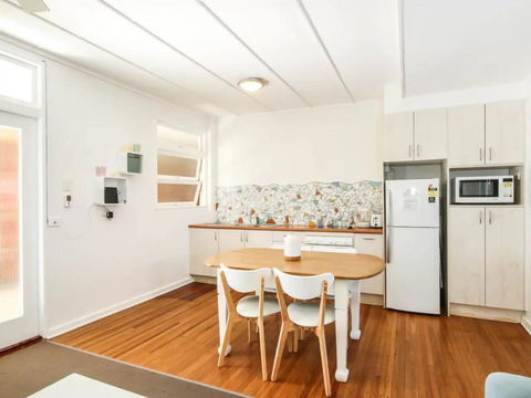 Funky 1 Bedroom Beach Pad By The Beach - Newcastle Accommodation 3