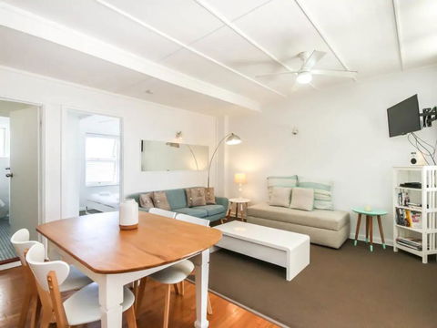 Funky 1 Bedroom Beach Pad By The Beach - Newcastle Accommodation 1