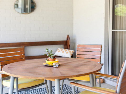 Gartelmann Studio @ Gartelmanns Wines Walk To The Deck Cafe + Wine Tasting - Newcastle Accommodation 2