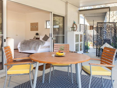 Gartelmann Studio @ Gartelmanns Wines Walk To The Deck Cafe + Wine Tasting - Newcastle Accommodation 0