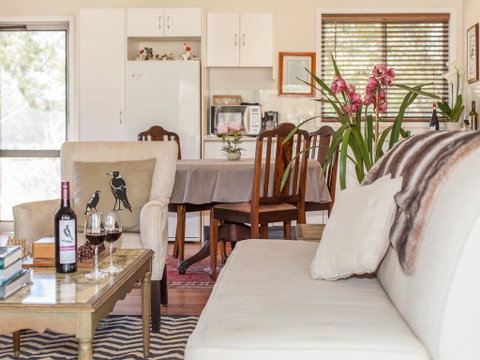 Gartelmann Studio @ Gartelmanns Wines Walk To The Deck Cafe + Wine Tasting - Newcastle Accommodation 3