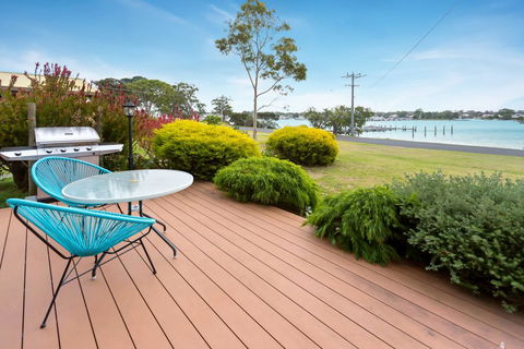 Getaway - Waterfront Island Living - Newcastle Accommodation 0
